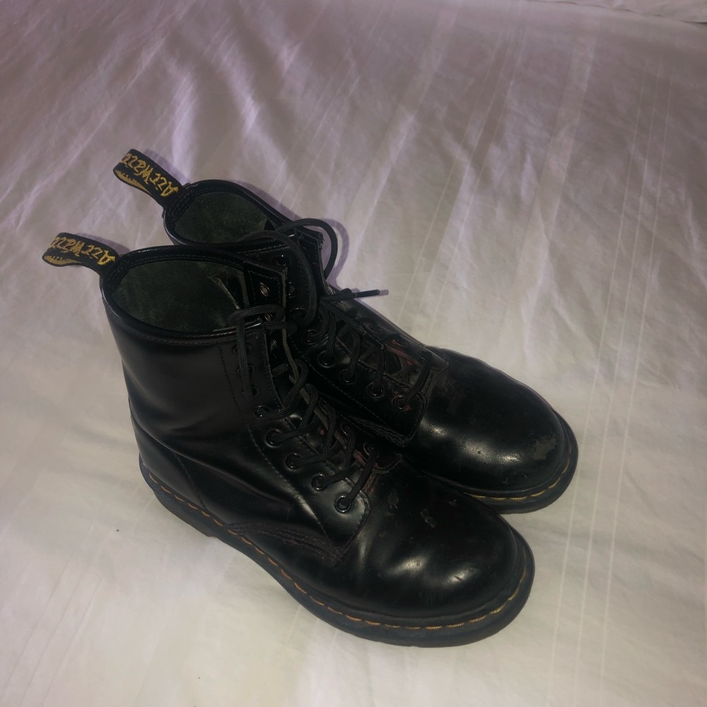 DOC MARTINS: black classic doc martins